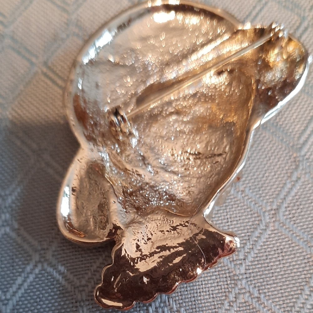 Elegant Gold Brooch with Hat Design - Picture 2 of 2